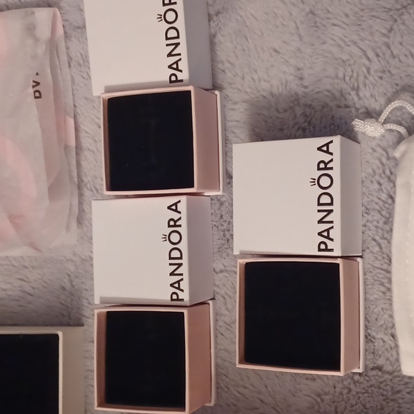 Pandora boxes, tissue paper and pouch. 🎁 - Picture 3 of 7